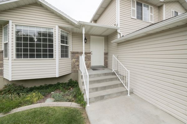 Cost of White Vinyl Siding Replacement in Dublin